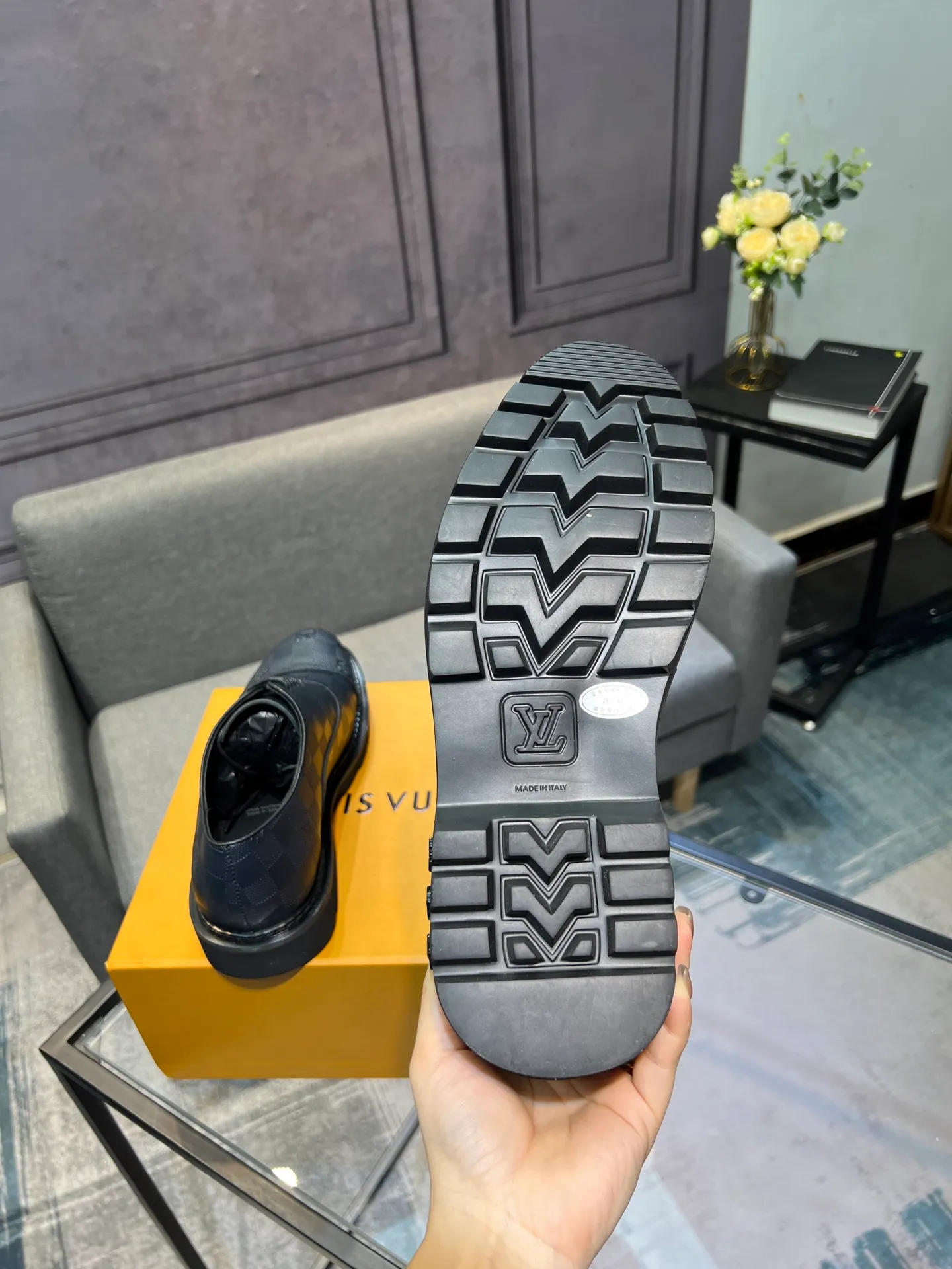 Men's shoes 💰820 [LV] - High-end quality - Upper: 🔝 tumbled cowhide, Nappa cowhide, brand logo sewn on shoe body - Lining: cowhide, foot pads; water-dyed cowhide - Outsole: TPR·rubber foam; two-color molded outsole -Super high quality control·Fine workmanship: highlighted (high-end·luxury·grade) -Size: 39-44 (38 45 can be customized)